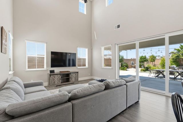 915 Vineyard Court, Madera, CA 93636