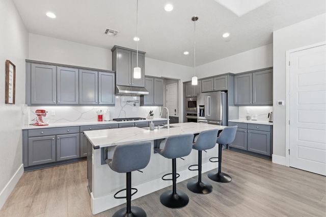 915 Vineyard Court, Madera, CA 93636