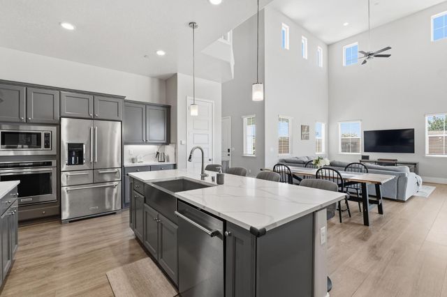 915 Vineyard Court, Madera, CA 93636