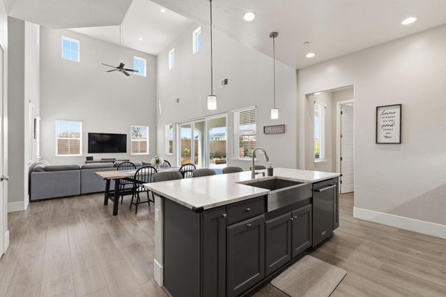 915 Vineyard Court, Madera, CA 93636