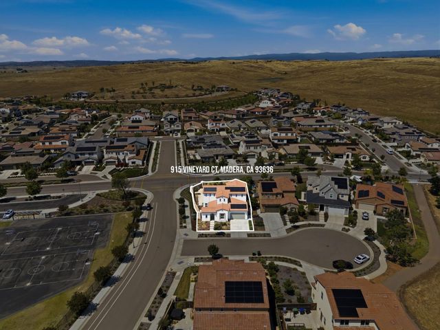 915 Vineyard Court, Madera, CA 93636
