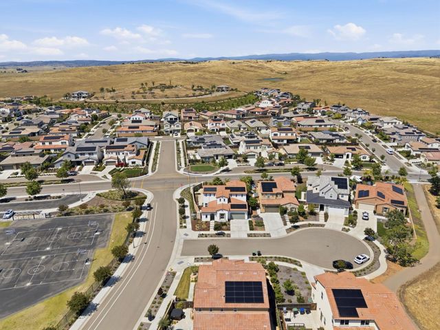 915 Vineyard Court, Madera, CA 93636
