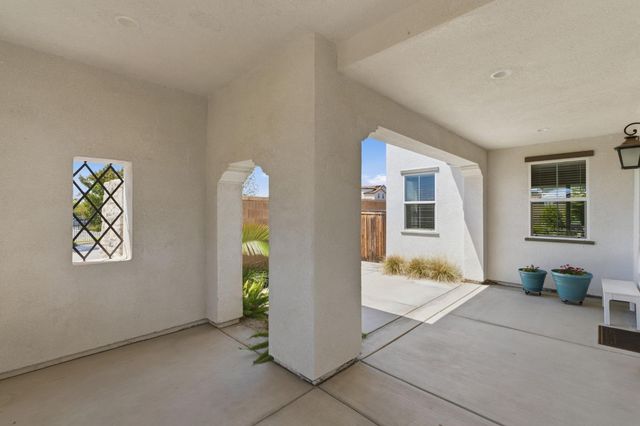 915 Vineyard Court, Madera, CA 93636