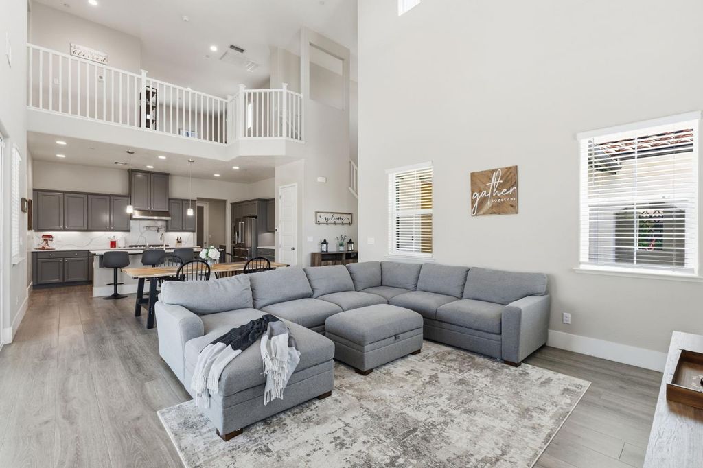 Image 12 of property listing at 915 Vineyard Court, Madera, CA 93636