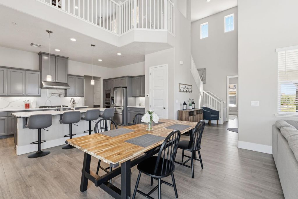 Image 15 of property listing at 915 Vineyard Court, Madera, CA 93636