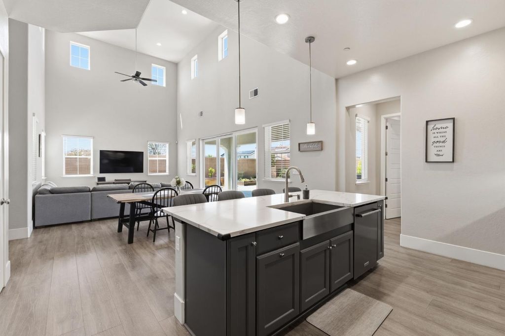 Image 19 of property listing at 915 Vineyard Court, Madera, CA 93636