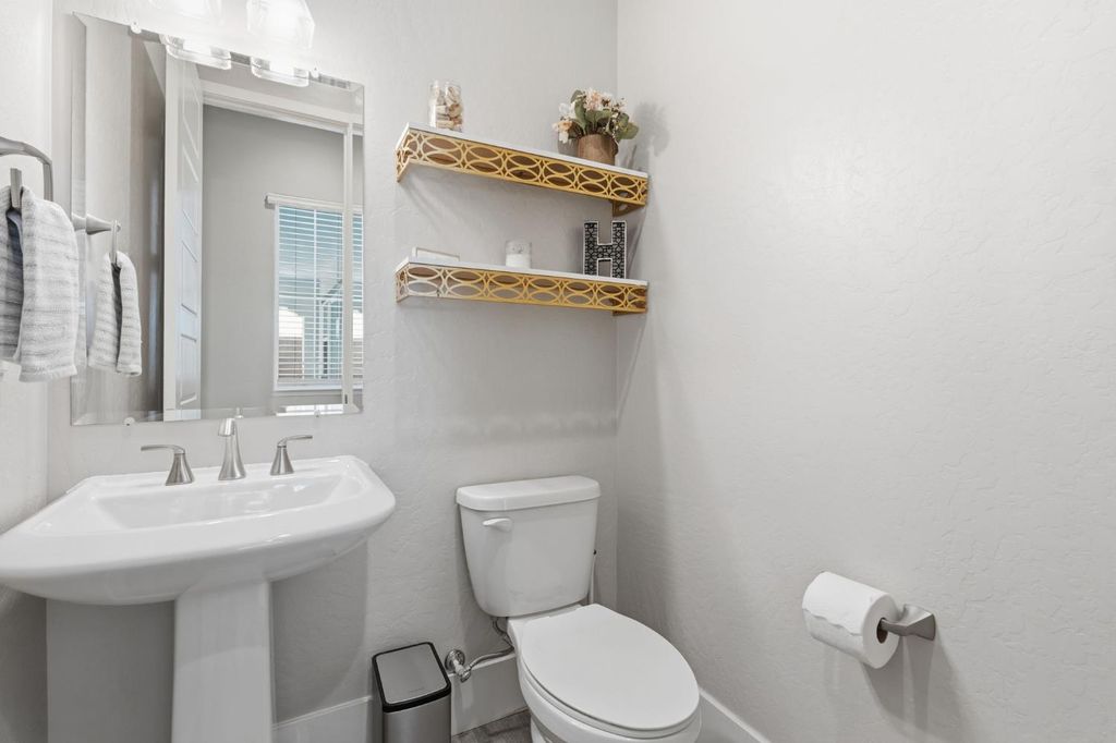 Image 24 of property listing at 915 Vineyard Court, Madera, CA 93636