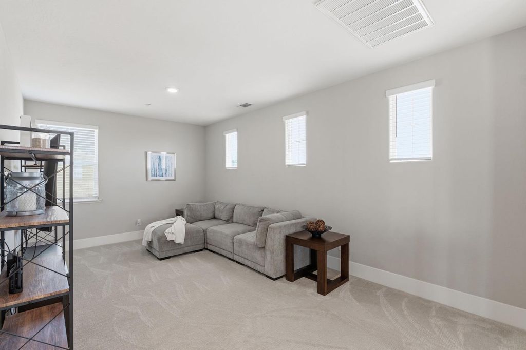 Image 29 of property listing at 915 Vineyard Court, Madera, CA 93636