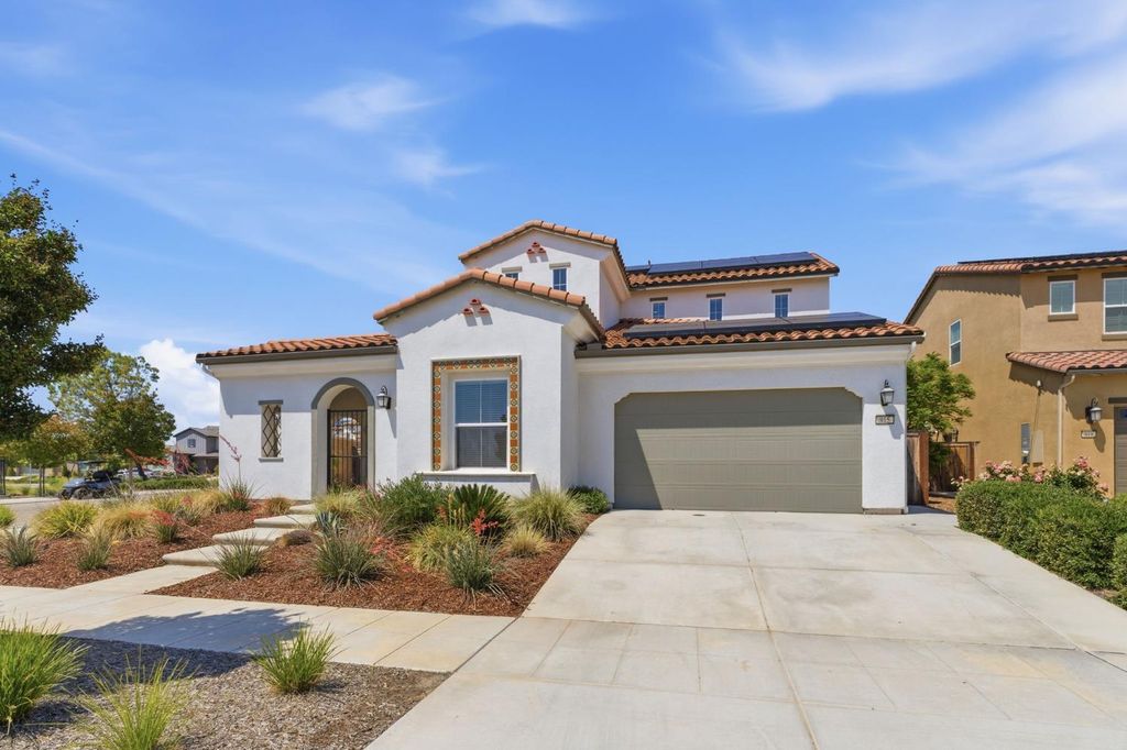 Image 3 of property listing at 915 Vineyard Court, Madera, CA 93636