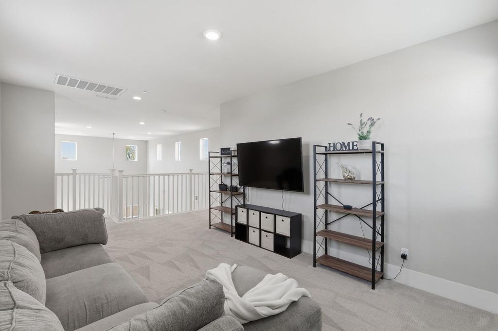 Image 30 of property listing at 915 Vineyard Court, Madera, CA 93636