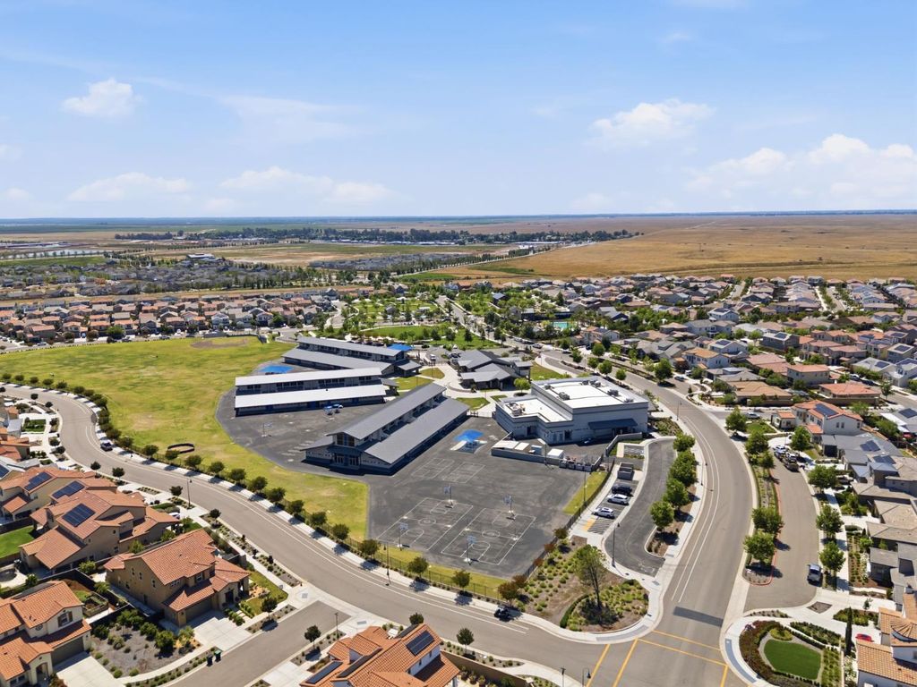 Image 52 of property listing at 915 Vineyard Court, Madera, CA 93636