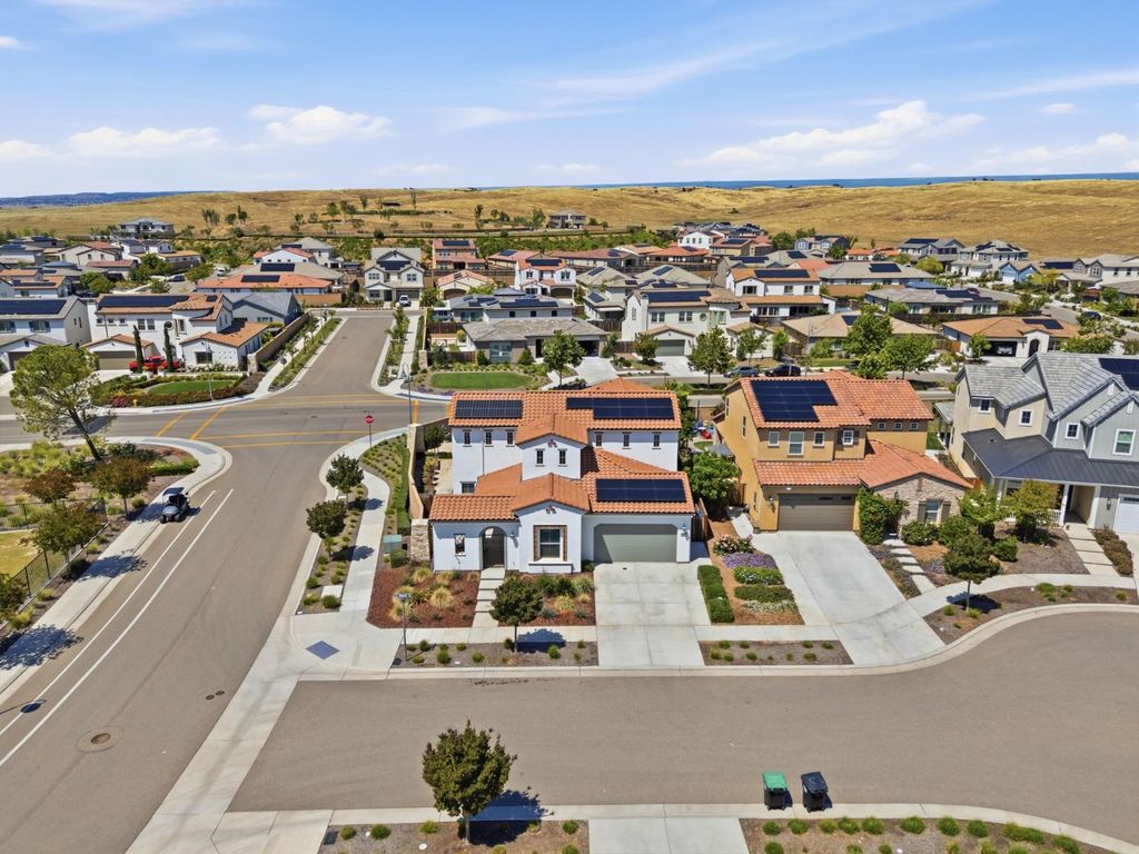 Image 55 of property listing at 915 Vineyard Court, Madera, CA 93636