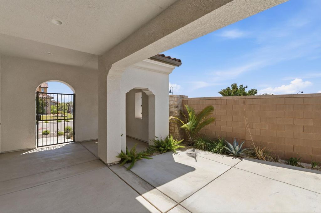 Image 8 of property listing at 915 Vineyard Court, Madera, CA 93636