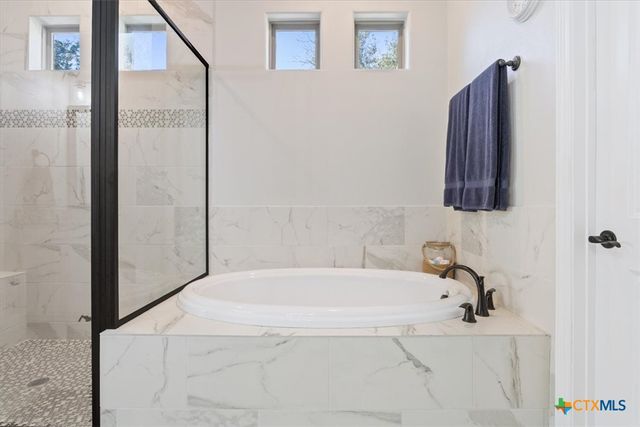 102 Rancho Del Lago Lane, Belton, TX 76513