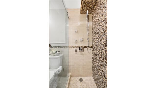 2410 LODOVICK Avenue, New York City, NY 10469