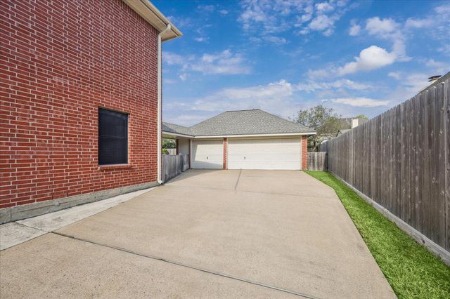 1403 Pinewood Court, Pearland, TX 77581