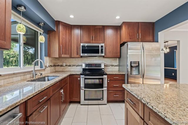 26163 Westmeath Street, Farmington Hills, MI 48334