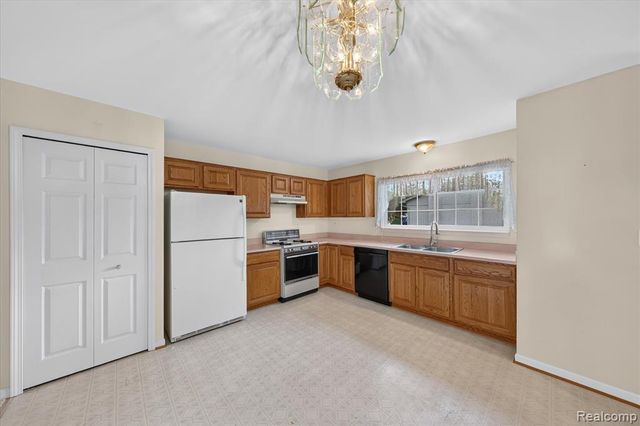 16830 Kenwood Court, Roseville, MI 48066