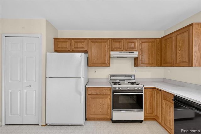 16830 Kenwood Court, Roseville, MI 48066