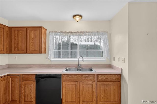 16830 Kenwood Court, Roseville, MI 48066