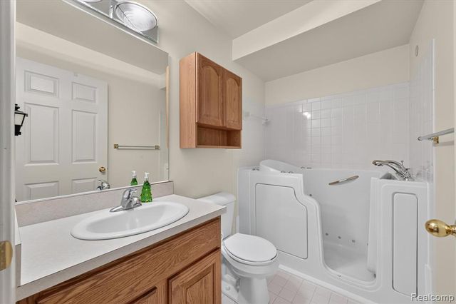 16830 Kenwood Court, Roseville, MI 48066
