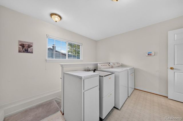 16830 Kenwood Court, Roseville, MI 48066