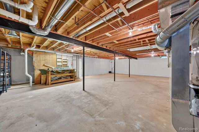 16830 Kenwood Court, Roseville, MI 48066