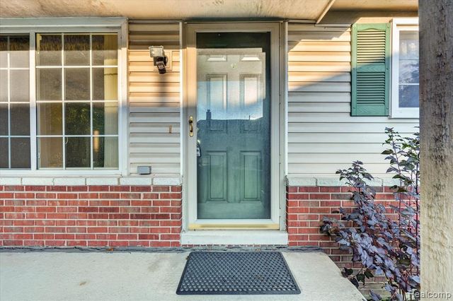 16830 Kenwood Court, Roseville, MI 48066