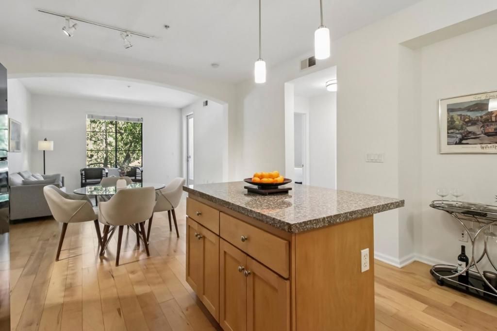Image 7 of property listing at 800 N 8th Street 101, San Jose, CA 95112