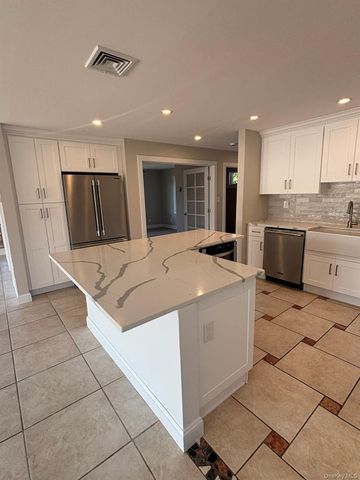 35 adams Avenue, Bayville, NY 11709