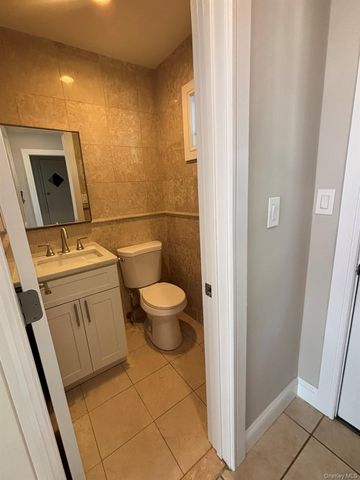 35 adams Avenue, Bayville, NY 11709