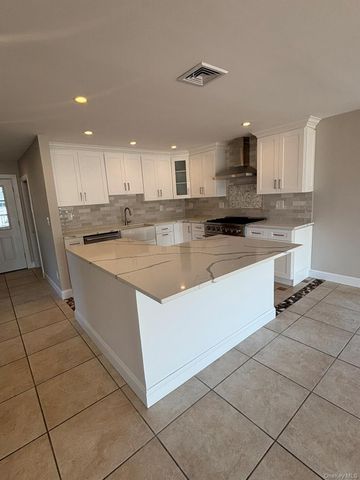 35 adams Avenue, Bayville, NY 11709