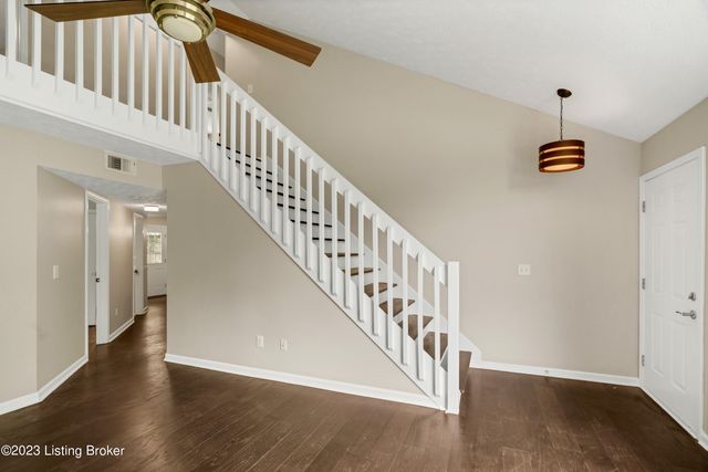 7013 Brook Bend Way, Louisville, KY 40229