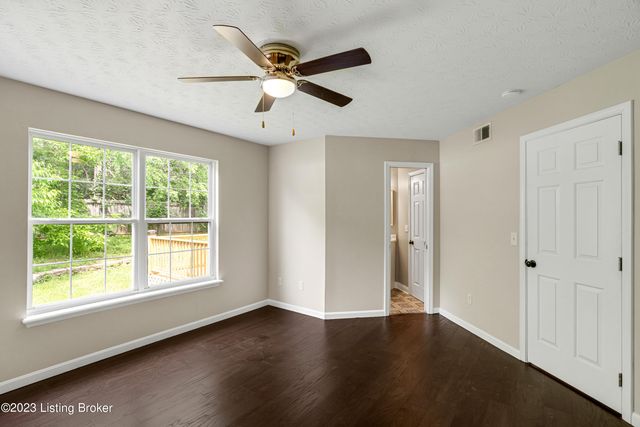 7013 Brook Bend Way, Louisville, KY 40229