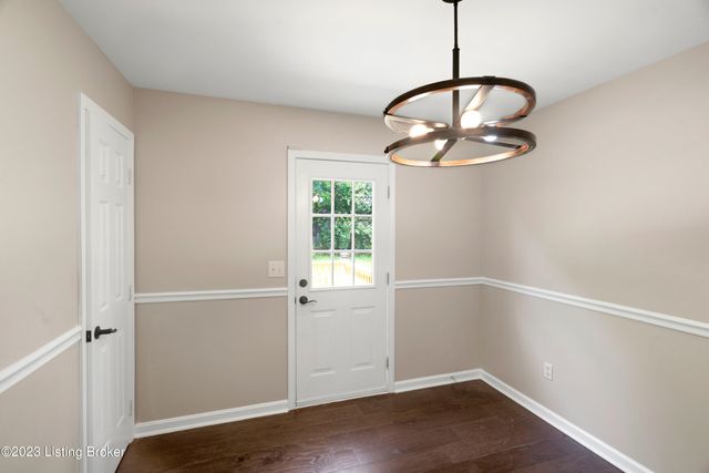 7013 Brook Bend Way, Louisville, KY 40229