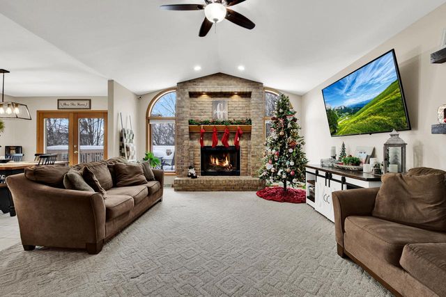 363 Hickory DRIVE, Fredonia, WI 53021