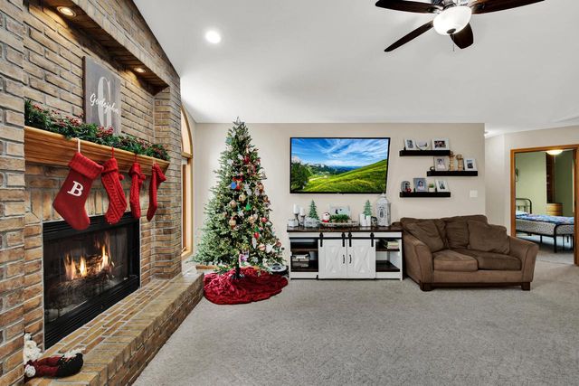 363 Hickory DRIVE, Fredonia, WI 53021