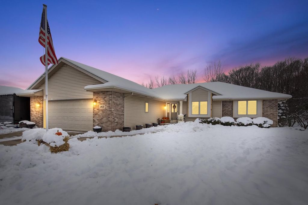 363 Hickory DRIVE, Fredonia, WI 53021