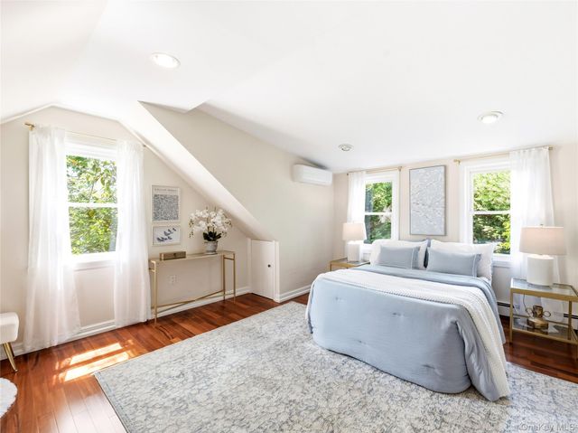19 Radcliff Avenue, Port Washington, NY 11050