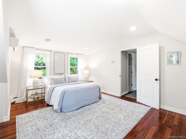 19 Radcliff Avenue, Port Washington, NY 11050