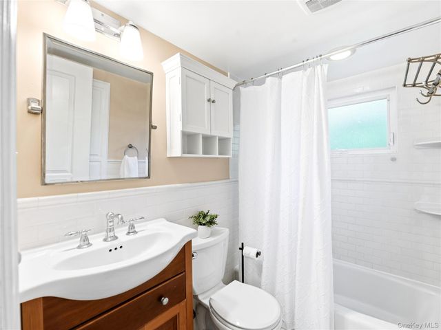 19 Radcliff Avenue, Port Washington, NY 11050