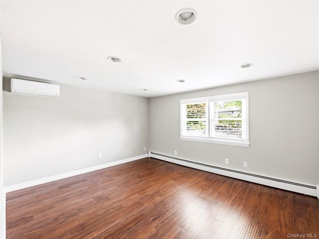 19 Radcliff Avenue, Port Washington, NY 11050