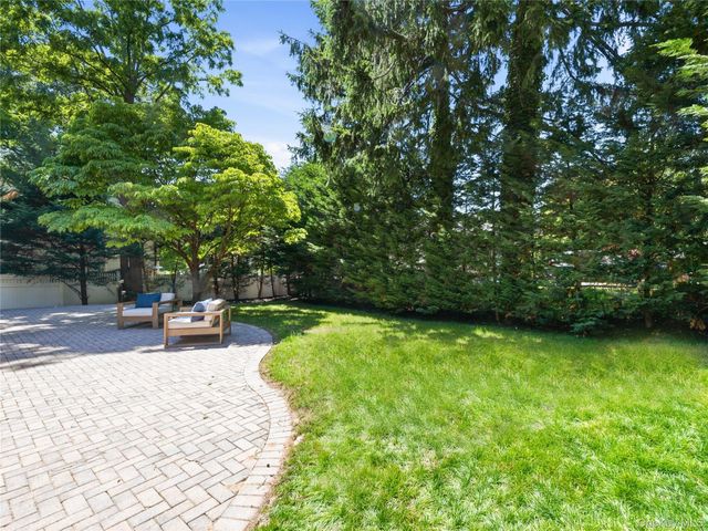 19 Radcliff Avenue, Port Washington, NY 11050