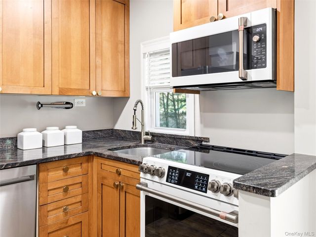 19 Radcliff Avenue, Port Washington, NY 11050