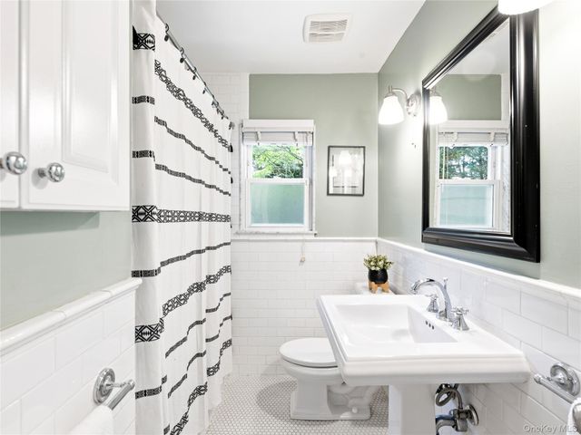19 Radcliff Avenue, Port Washington, NY 11050