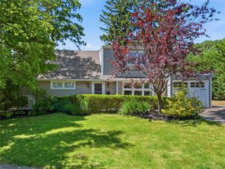 19 Radcliff Avenue, Port Washington, NY 11050