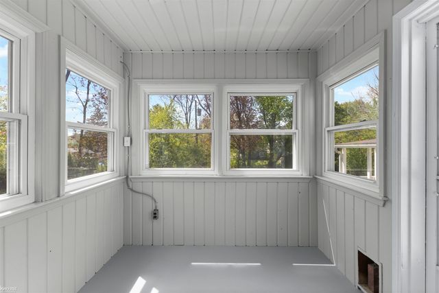 210 Preston Avenue, Waterford, MI 48328