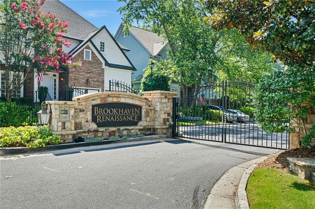 Image 9 of property listing at 2599 Brookline Circle, Brookhaven, GA 30319