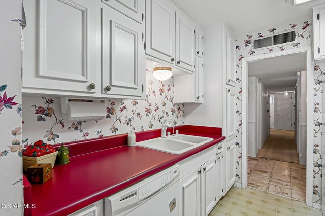 6841 LA CADENA Drive, El Paso, TX 79912