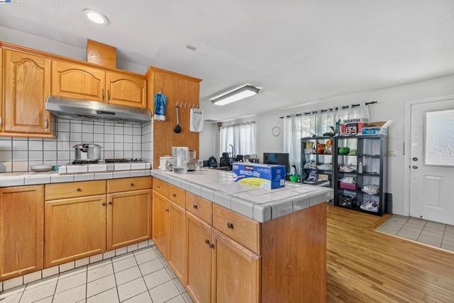 937 Helen Ave, San Leandro, CA 94577